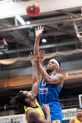 Syntainics MBC - MHP Riesen Ludwigsburg, Basketball, Bundesliga, Maenner, 14. Spieltag, 23.01.2021, v.l.: Jaleen Smith (Ludwigsburg, 3), Kyndahl Hill (MBC, 11). Syntainics MBC - MHP Riesen Ludwigsburg, Basketball, Bundesliga, Maenner, 14. Spieltag, 23.01.2021, Weissenfels