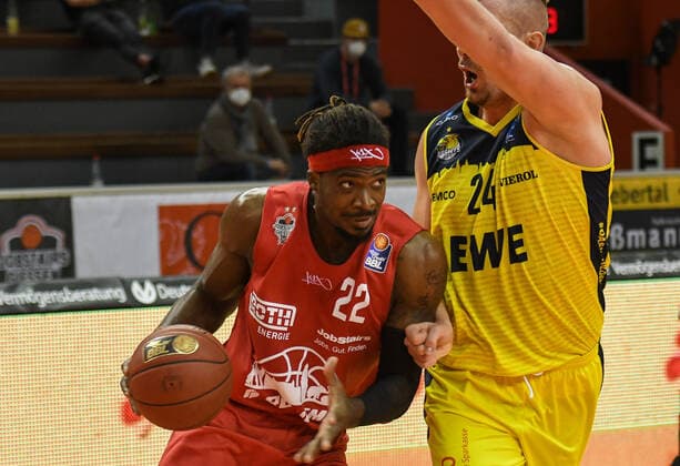Chad Brown, Rasid Mahalbasic 14. Spieltag, Basketball Bundesliga, Basketball Saison 2020 2021, Deutschland, easyCredit BBL, Germany, Giessen 46ers, giessen rot, Herren, Jobstairs GIESSEN 46ers - EWE Baskets Oldenburg, Oldenburg gelb