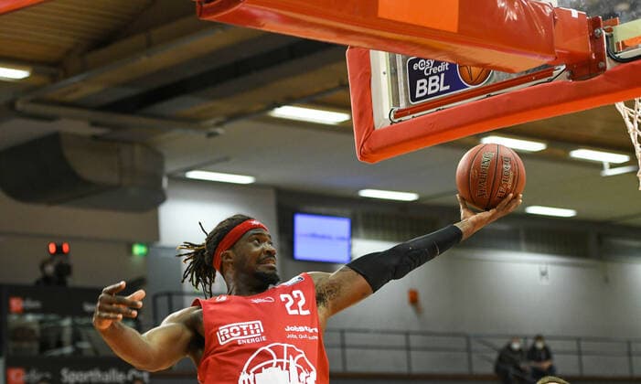Chad Brown 14. Spieltag, Basketball Bundesliga, Basketball Saison 2020 2021, Deutschland, easyCredit BBL, Germany, Giessen 46ers, giessen rot, Herren, Jobstairs GIESSEN 46ers - EWE Baskets Oldenburg, Oldenburg gelb