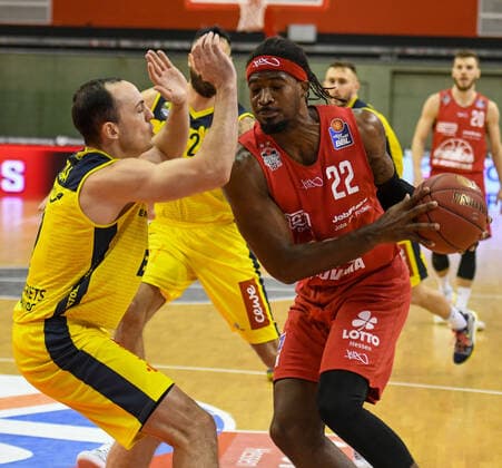 Karsten Tadda, Chad Brown 14. Spieltag, Basketball Bundesliga, Basketball Saison 2020 2021, Deutschland, easyCredit BBL, Germany, Giessen 46ers, giessen rot, Herren, Jobstairs GIESSEN 46ers - EWE Baskets Oldenburg, Oldenburg gelb
