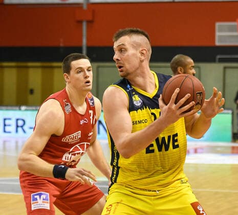 Scotie James jr., Rasid Mahalbasic 14. Spieltag, Basketball Bundesliga, Basketball Saison 2020 2021, Deutschland, easyCredit BBL, Germany, Giessen 46ers, giessen rot, Herren, Jobstairs GIESSEN 46ers - EWE Baskets Oldenburg, Oldenburg gelb
