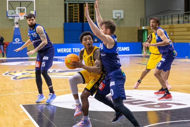 Marcel Keßen (Eisbären Bremerhaven, 15) Joshua Sharkey (Tigers Tübingen, 3) Leon Friederici (Eisbären Bremerhaven, 30)¨¨¨Tigers Tübingen vs. Eisbären Bremerhaven, 2. Basketball, Bundesliga, Pro A, Barmer 2 Basketball, Spieltag 17, Spielzeit 2020 2021, 23.01.2021, ¨¨ Tigers Tübingen - Eisbären Bremerhaven, Basketball, 2. Bundesliga, Barmer 2 Basketball, Spieltag 17, Spielzeit 2020 2021, 23.01.2021 Rottenburg am Neckar Copyright: xNinaxSander xEibnerxPressefotoxIx EP_NSR