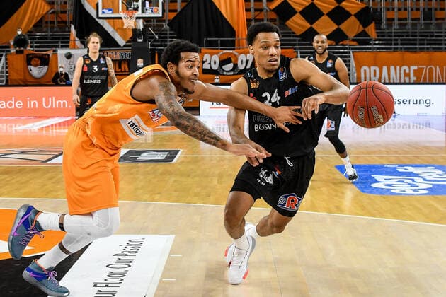 GER, BBL, ratiopharm ulm vs NINERS Chemnitz 24.01.2021, ratiopharm arena, Neu-Ulm, GER, BBL, ratiopharm ulm vs NINERS Chemnitz, im Bild Kampf um den Ball, Troy Caupain (Ulm, 23) und George King (Chemnitz, 24)
