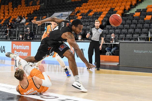 GER, BBL, ratiopharm ulm vs NINERS Chemnitz 24.01.2021, ratiopharm arena, Neu-Ulm, GER, BBL, ratiopharm ulm vs NINERS Chemnitz, im Bild Thomas Klepeisz (Ulm, 22) geht nach Kampf um den Ball zu Boden, Mike Isiaha (Chemnitz, 11) kann den Ball nicht mehr kontrollieren und stolpert