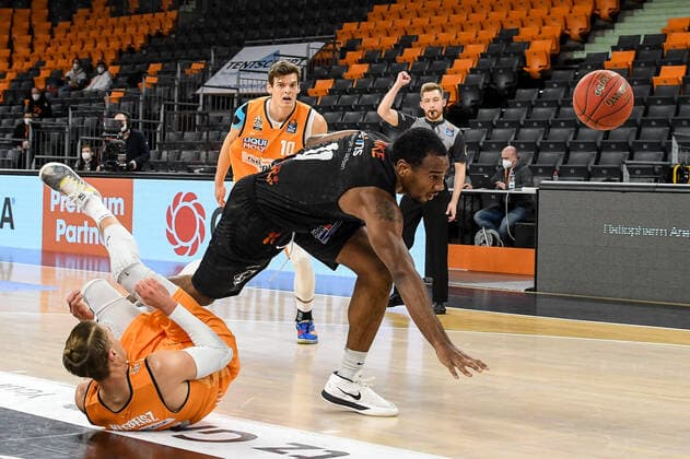 GER, BBL, ratiopharm ulm vs NINERS Chemnitz 24.01.2021, ratiopharm arena, Neu-Ulm, GER, BBL, ratiopharm ulm vs NINERS Chemnitz, im Bild Thomas Klepeisz (Ulm, 22) geht nach Kampf um den Ball zu Boden, Mike Isiaha (Chemnitz, 11) kann den Ball nicht mehr kontrollieren und stolpert