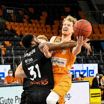 GER, BBL, ratiopharm ulm vs NINERS Chemnitz 24.01.2021, ratiopharm arena, Neu-Ulm, GER, BBL, ratiopharm ulm vs NINERS Chemnitz, im Bild Jow Lawson III (Chemnitz, 31) foult Per Günther Guenther (Ulm, 6)
