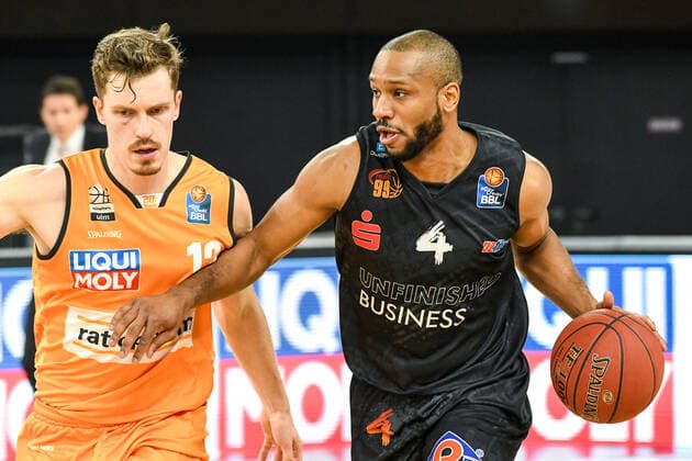 GER, BBL, ratiopharm ulm vs NINERS Chemnitz 24.01.2021, ratiopharm arena, Neu-Ulm, GER, BBL, ratiopharm ulm vs NINERS Chemnitz, im Bild Andreas Obst (Ulm, 13), Virgil Matthews (Chemnitz, 4)