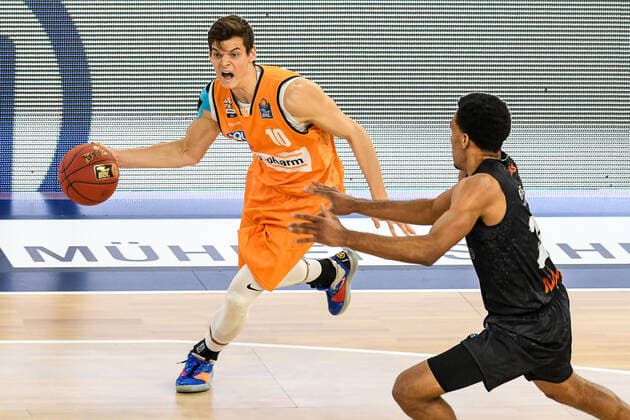 GER, BBL, ratiopharm ulm vs NINERS Chemnitz 24.01.2021, ratiopharm arena, Neu-Ulm, GER, BBL, ratiopharm ulm vs NINERS Chemnitz, im Bild Christoph Philipps (Ulm, 10), George King (Chemnitz, 24)