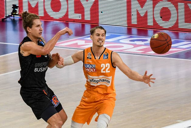 GER, BBL, ratiopharm ulm vs NINERS Chemnitz 24.01.2021, ratiopharm arena, Neu-Ulm, GER, BBL, ratiopharm ulm vs NINERS Chemnitz, im Bild Malte Ziegenhagen (Chemnitz, 3), Thomas Klepeisz (Ulm, 22)