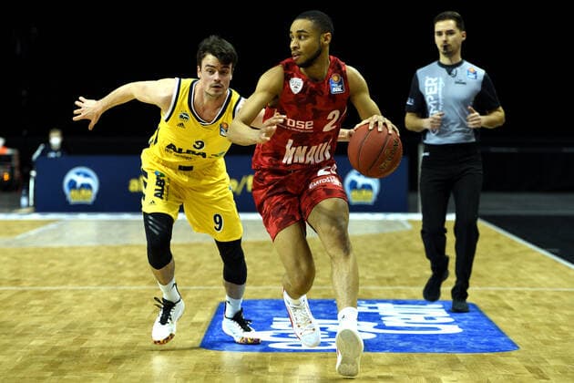 v.l. Jonas Mattisseck - Alba, Brekkott Chapman - Wuerzburg, BBL, Alba Berlin vs s.Oliver Wuerzburg, in der Mercedes Benz Arena, 24.01.21, GER, Berlin, 24.01.21, BBL, Alba vs s.Oliver Wuerzburg Berlin Copyright: xUwexKoch xEibner-Pressefotox EP_ukh