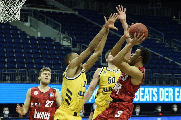 v.l. Jonas Weitzel - Wuerzburg, Louis Olinde - Alba, Ben Lammers - Alba, Tyson Ward - Wuerzburg, BBL, Alba Berlin vs s.Oliver Wuerzburg, in der Mercedes Benz Arena, 24.01.21, GER, Berlin, 24.01.21, BBL, Alba vs s.Oliver Wuerzburg Berlin Copyright: xUwexKoch xEibner-Pressefotox EP_ukh