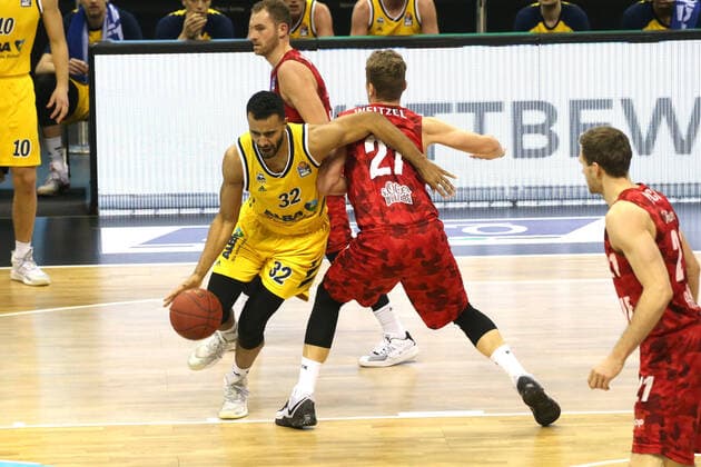 DEU, GER, 1. BBL Alba Berlin vs s.Oliver Würzburg, 24.01.2021, Mercedes-Benz-Arena, Berlin, DEU, GER, 1. BBL Alba Berlin vs s.Oliver Würzburg, , im Bild. Johannes Thiemann (ALBA Berlin 32), Jonas Weitzel (s.Oliver Wuerzburg 27)
