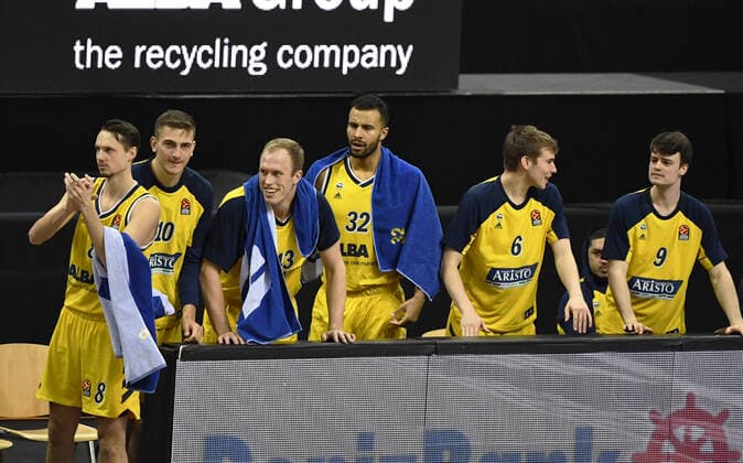 Basketball, Herren, Saison 2020 2021, EuroLeague (22. Spieltag), Alba Berlin - ZSKA Moskau, v.l. Marcus Eriksson (Alba Berlin), Tim Schneider (Alba Berlin), Luke Sikma (Alba Berlin). Johannes Thiemann (Alba Berlin), Malte Delow (Alba Berlin), Jonas Mattisseck (Alba Berlin), 27.01. 2021, Copyright: xSebastianxRäppoldx xMatthiasxKox