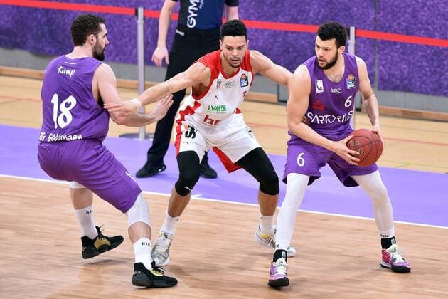 Basketball, BBL, BG Göttingen - Brose Bamberg Dominic Lockhart (Brose Bamberg) (M), Harper Kamp (BG Goettingen) (L), Luke Nelson (BG Goettingen) (R) , Basketball, Bundesliga, BBL, BG Goettingen - Brose Bamberg, 29.01.2021, BG Goettingen - Brose Bamberg, Basketball, Bundesliga, GER, BBL, 29.01.2021 Goettingen Copyright: xEibner-Pressefotox-xRolandxSippelx