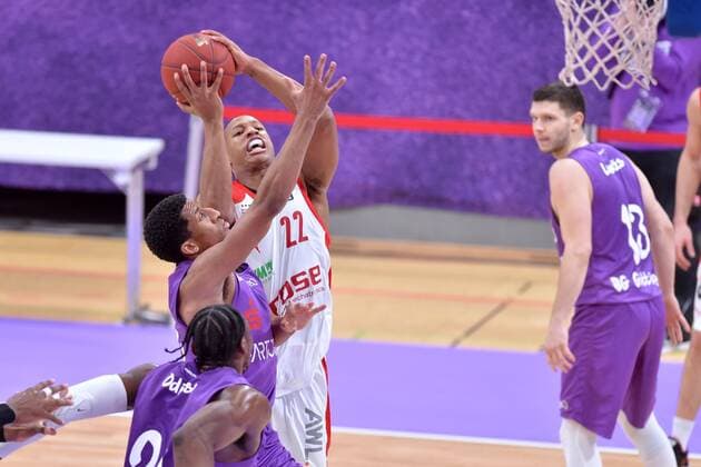 Basketball, BBL, BG Göttingen - Brose Bamberg Devon Hall (Brose Bamberg) beim Wurf; Aubrey Dawkins (BG Goettingen) (M), Tai Odiase (BG Goettingen) (vorne) , Basketball, Bundesliga, BBL, BG Goettingen - Brose Bamberg, 29.01.2021, BG Goettingen - Brose Bamberg, Basketball, Bundesliga, GER, BBL, 29.01.2021 Goettingen Copyright: xEibner-Pressefotox-xRolandxSippelx