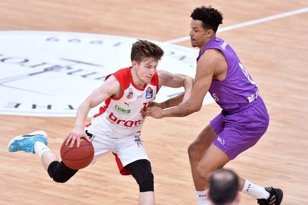 Basketball, BBL, BG Göttingen - Brose Bamberg Bennet Hundt (Brose Bamberg) (am Ball), Nelson Weidemann (BG Goettingen) (R) , Basketball, Bundesliga, BBL, BG Goettingen - Brose Bamberg, 29.01.2021, BG Goettingen - Brose Bamberg, Basketball, Bundesliga, GER, BBL, 29.01.2021 Goettingen Copyright: xEibner-Pressefotox-xRolandxSippelx