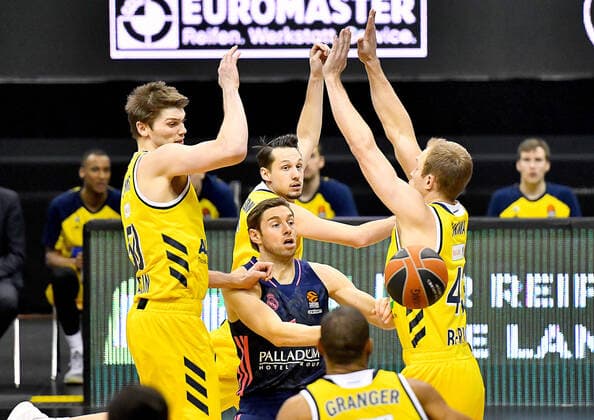 29.01.2021, xlakx, Basketball EuroLeague, Alba Berlin - Real Madrid emspor, v.l. Ben Lammers(Alba Berlin, No.50),Marcus Eriksson (Alba Berlin, No.08),am Ball Fabien Causeur (Real Madrid, No.1),Luke Sikma (Alba Berlin, No.43),Jayson Granger (Alba Berlin, No.33) Berlin