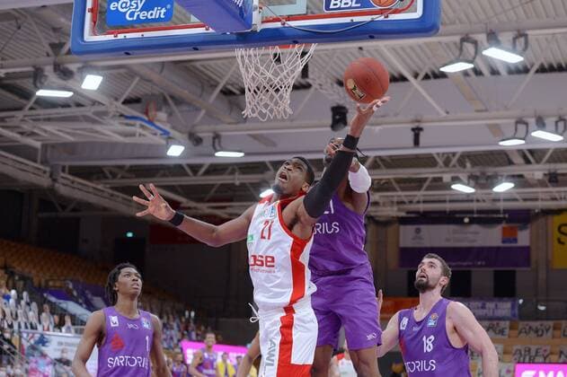 Shevon Thompson (Brose Bamberg) (vorne, am Ball), Tai Odiase (BG Goettingen) (verdeckt), Harper Kamp (BG Goettingen) (R), Dieshuan Booker (BG Goettingen) (L) , Basketball, Bundesliga, BBL, BG Goettingen - Brose Bamberg, 29.01.2021, BG Goettingen - Brose Bamberg, Basketball, Bundesliga, GER, BBL, 29.01.2021 Goettingen Copyright: xEibner-Pressefotox-xRolandxSippelx