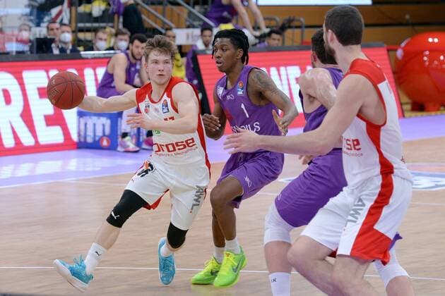 Bennet Hundt (Brose Bamberg) (am Ball), Dieshuan Booker (BG Goettingen) (2.v.L.)), David Kravish (Brose Bamberg) (R) , Basketball, Bundesliga, BBL, BG Goettingen - Brose Bamberg, 29.01.2021, BG Goettingen - Brose Bamberg, Basketball, Bundesliga, GER, BBL, 29.01.2021 Goettingen Copyright: xEibner-Pressefotox-xRolandxSippelx