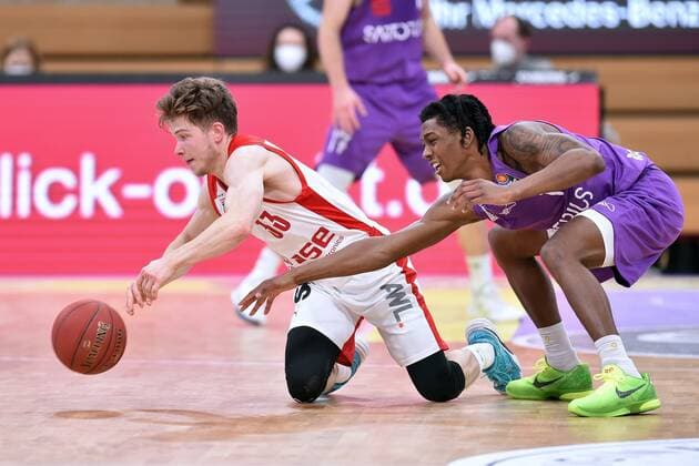 Kampf um den Ball zwischen Bennet Hundt (Brose Bamberg) (L) und Dieshuan Booker (BG Goettingen) , Basketball, Bundesliga, BBL, BG Goettingen - Brose Bamberg, 29.01.2021, BG Goettingen - Brose Bamberg, Basketball, Bundesliga, GER, BBL, 29.01.2021 Goettingen Copyright: xEibner-Pressefotox-xRolandxSippelx