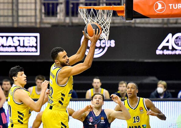 29.01.2021, xlakx, Basketball EuroLeague, Alba Berlin - Real Madrid emspor, v.l.Ben Lammers(Alba Berlin, No.50),Johannes Thiemann (Alba Berlin, No.32),Fabien Causeur (Real Madrid, No.1),Louis Olinde (Alba Berlin, No.19) Berlin