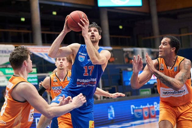 Syntainics MBC - Ratiopharm Ulm, Basketball, Bundesliga, Maenner, 15. Spieltag, 30.01.2021, v.l.: Patrick Heckmann (Ulm, 33), Aleksandar Marelja (MBC, 17), Isaiah Wilkins (Ulm, 11). Syntainics MBC - ratiopharm ulm, Basketball, Bundesliga, Maenner, 15. Spieltag, 30.01.2021, Weissenfels