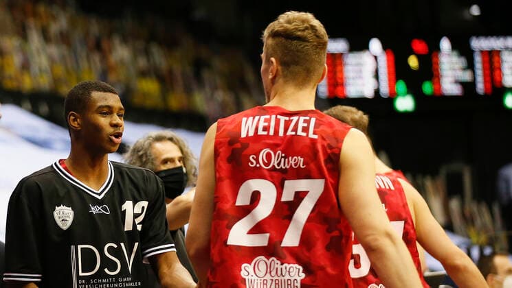 Deutschland , Oldenburg , EWE Arena (Weser-Ems-Hallen) , 30.01.2021, emspor, emonline, despor, deonline, EWE Baskets Oldenburg vs. s.Oliver Wuerzburg, easyCredit BBL, 15. Spieltag Bild: v. l. Elijah Ndi (s.Oliver Wuerzburg) und Jonas Weitzel (s.Oliver Wuerzburg) klatschen sich vor Anpfiff ab Copyright: HMBxMedia JulienxBecker