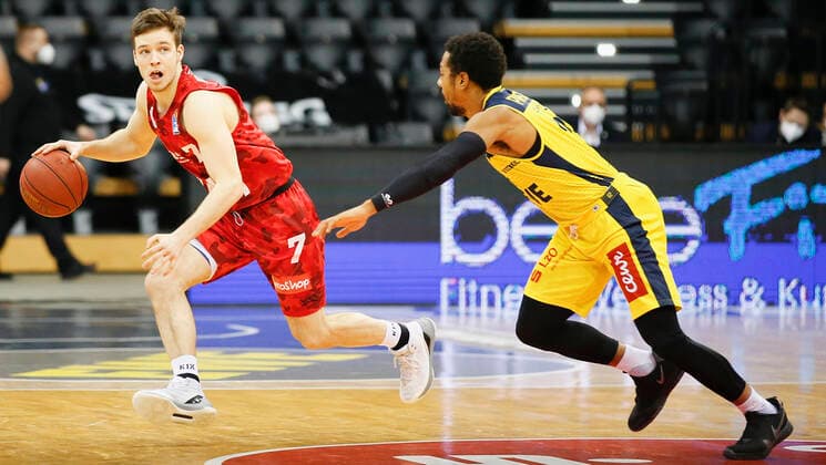 Deutschland , Oldenburg , EWE Arena (Weser-Ems-Hallen) , 30.01.2021, emspor, emonline, despor, deonline, EWE Baskets Oldenburg vs. s.Oliver Wuerzburg, easyCredit BBL, 15. Spieltag Bild: v. l. Nils Haßfurther (s.Oliver Wuerzburg) gegen Phil Pressey (EWE Baskets Oldenburg) Copyright: HMBxMedia JulienxBecker