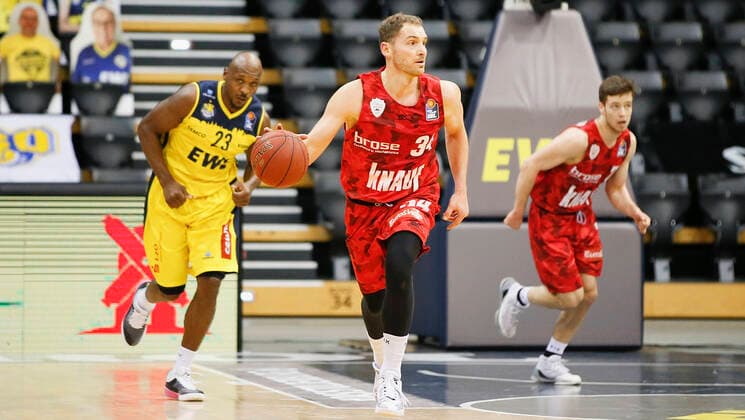 Deutschland , Oldenburg , EWE Arena (Weser-Ems-Hallen) , 30.01.2021, emspor, emonline, despor, deonline, EWE Baskets Oldenburg vs. s.Oliver Wuerzburg, easyCredit BBL, 15. Spieltag Bild: v. l. Rickey Paulding (EWE Baskets Oldenburg), Felix Hoffmann (s.Oliver Wuerzburg) und Nils Haßfurther (s.Oliver Wuerzburg) Copyright: HMBxMedia JulienxBecker