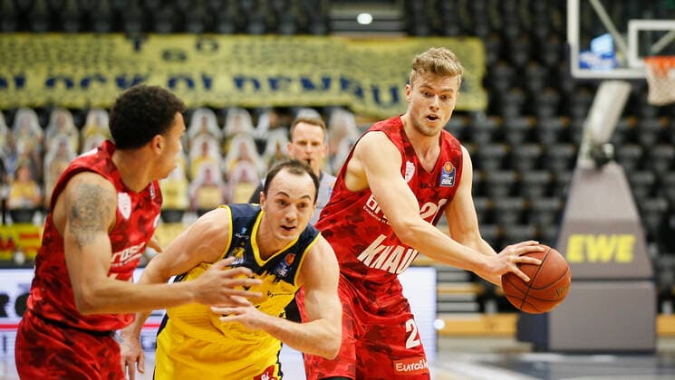 Deutschland , Oldenburg , EWE Arena (Weser-Ems-Hallen) , 30.01.2021, emspor, emonline, despor, deonline, EWE Baskets Oldenburg vs. s.Oliver Wuerzburg, easyCredit BBL, 15. Spieltag Bild: v. l. Tyson Ward (s.Oliver Wuerzburg), Karsten Tadda (EWE Baskets Oldenburg) und Jonas Weitzel (s.Oliver Wuerzburg) Copyright: HMBxMedia JulienxBecker