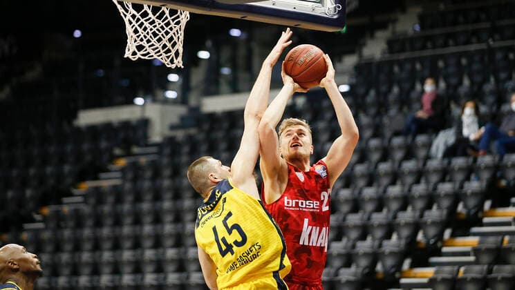 Deutschland , Oldenburg , EWE Arena (Weser-Ems-Hallen) , 30.01.2021, emspor, emonline, despor, deonline, EWE Baskets Oldenburg vs. s.Oliver Wuerzburg, easyCredit BBL, 15. Spieltag Bild: v. l. Nathan Boothe (EWE Baskets Oldenburg) gegen Jonas Weitzel (s.Oliver Wuerzburg) Copyright: HMBxMedia JulienxBecker