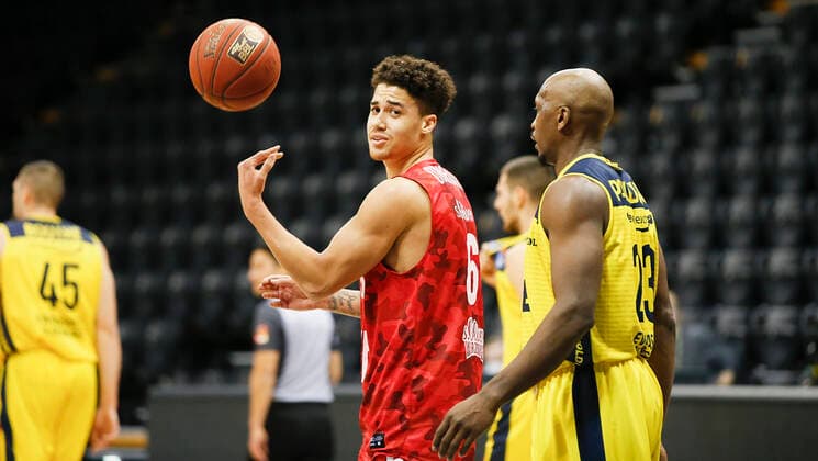 Deutschland , Oldenburg , EWE Arena (Weser-Ems-Hallen) , 30.01.2021, emspor, emonline, despor, deonline, EWE Baskets Oldenburg vs. s.Oliver Wuerzburg, easyCredit BBL, 15. Spieltag Bild: v. l. Joshua Obiesie (s.Oliver Wuerzburg) und Rickey Paulding (EWE Baskets Oldenburg) nach einem Foulpfiff gegen Joshua Obiesie (s.Oliver Wuerzburg) Copyright: HMBxMedia JulienxBecker