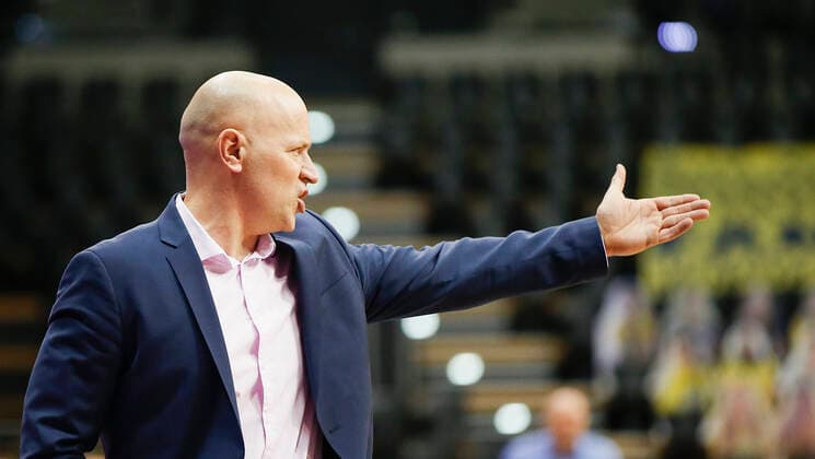 Deutschland , Oldenburg , EWE Arena (Weser-Ems-Hallen) , 30.01.2021, emspor, emonline, despor, deonline, EWE Baskets Oldenburg vs. s.Oliver Wuerzburg, easyCredit BBL, 15. Spieltag Bild: Trainer Denis Wucherer (s.Oliver Wuerzburg) ist veraergert Copyright: HMBxMedia JulienxBecker