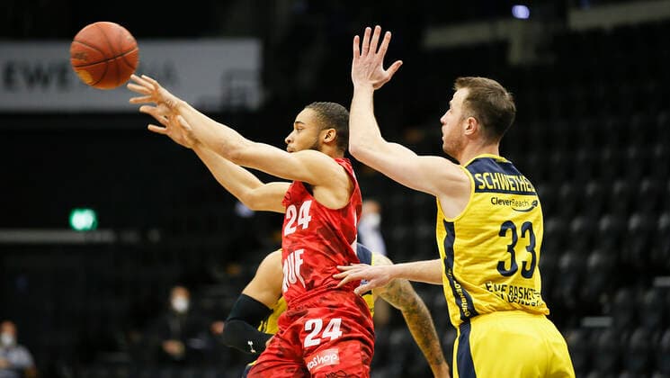 Deutschland , Oldenburg , EWE Arena (Weser-Ems-Hallen) , 30.01.2021, emspor, emonline, despor, deonline, EWE Baskets Oldenburg vs. s.Oliver Wuerzburg, easyCredit BBL, 15. Spieltag Bild: v. l. Cameron Hunt (s.Oliver Wuerzburg) gegen Philipp Schwethelm (EWE Baskets Oldenburg) Copyright: HMBxMedia JulienxBecker