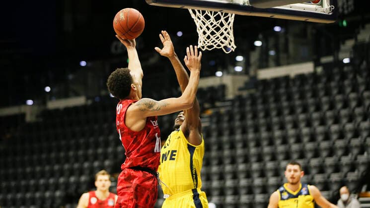 Deutschland , Oldenburg , EWE Arena (Weser-Ems-Hallen) , 30.01.2021, emspor, emonline, despor, deonline, EWE Baskets Oldenburg vs. s.Oliver Wuerzburg, easyCredit BBL, 15. Spieltag Bild: v. l. Tyson Ward (s.Oliver Wuerzburg) gegen Rickey Paulding (EWE Baskets Oldenburg) Copyright: HMBxMedia JulienxBecker