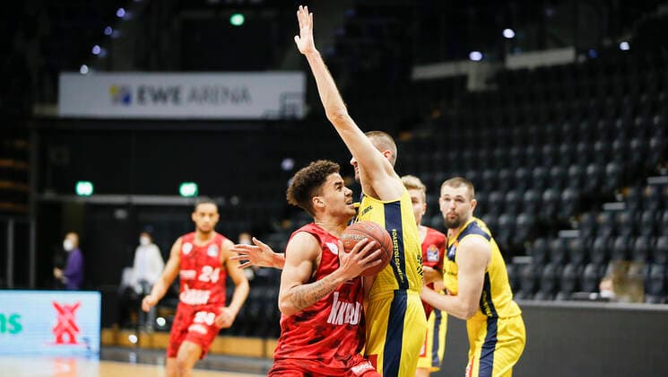 Deutschland , Oldenburg , EWE Arena (Weser-Ems-Hallen) , 30.01.2021, emspor, emonline, despor, deonline, EWE Baskets Oldenburg vs. s.Oliver Wuerzburg, easyCredit BBL, 15. Spieltag Bild: v. l. Joshua Obiesie (s.Oliver Wuerzburg), Braydon Hobbs (EWE Baskets Oldenburg), Jonas Weitzel (s.Oliver Wuerzburg) und Nathan Boothe (EWE Baskets Oldenburg) Copyright: HMBxMedia JulienxBecker