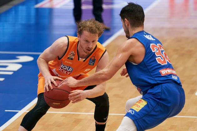 Syntainics MBC - Ratiopharm Ulm, Basketball, Bundesliga, Maenner, 15. Spieltag, 30.01.2021, v.l.: Per Guenther (Ulm, 6), Roko Rogic (MBC, 32). Syntainics MBC - ratiopharm ulm, Basketball, Bundesliga, Maenner, 15. Spieltag, 30.01.2021, Weissenfels