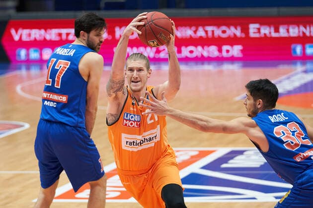 Syntainics MBC - Ratiopharm Ulm, Basketball, Bundesliga, Maenner, 15. Spieltag, 30.01.2021, v.l.: Aleksandar Marelja (MBC, 17), Dylan Osetkowski (Ulm, 21), Roko Rogic (MBC, 32). Syntainics MBC - ratiopharm ulm, Basketball, Bundesliga, Maenner, 15. Spieltag, 30.01.2021, Weissenfels