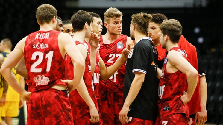 Deutschland , Oldenburg , EWE Arena (Weser-Ems-Hallen) , 30.01.2021, emspor, emonline, despor, deonline, EWE Baskets Oldenburg vs. s.Oliver Wuerzburg, easyCredit BBL, 15. Spieltag Bild: Das Team von s.Oliver Wuerzburg mit einer aufgekochten Teambesprechung nach der Niederlage Copyright: HMBxMedia JulienxBecker