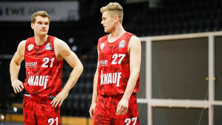 Deutschland , Oldenburg , EWE Arena (Weser-Ems-Hallen) , 30.01.2021, emspor, emonline, despor, deonline, EWE Baskets Oldenburg vs. s.Oliver Wuerzburg, easyCredit BBL, 15. Spieltag Bild: v. l. Florian Koch (s.Oliver Wuerzburg) und Jonas Weitzel (s.Oliver Wuerzburg) sind nicht zufrieden ueber die Niederlage Copyright: HMBxMedia JulienxBecker
