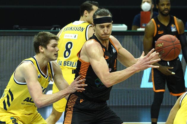 v.l. Ben Lammers - Alba, Dennis Clifford - Rasta Vechta, 31.01.2021, BBL, Alba Berlin vs RASTA Vechta , in der Mercedes Benz Arena, GER, Berlin, 31.01.2021, BBL, Alba vs RASTA Vechta Berlin Copyright: xUwexKoch xEibner-Pressefotox EP_ukh