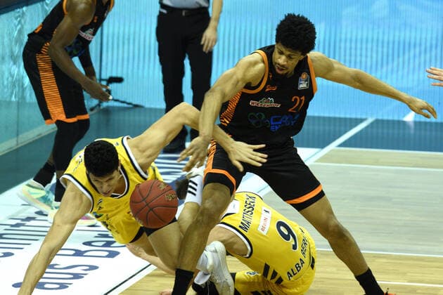 v.l. Simone Fontecchio - Alba, Jonas Mattisseck - Alba, Jordan Barnett - Rasta Vechta, 31.01.2021, BBL, Alba Berlin vs RASTA Vechta , in der Mercedes Benz Arena, GER, Berlin, 31.01.2021, BBL, Alba vs RASTA Vechta Berlin Copyright: xUwexKoch xEibner-Pressefotox EP_ukh
