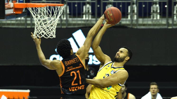 v.l. Jordan Barnett - Rasta Vechta, Johannes Thiemann - Alba, 31.01.2021, BBL, Alba Berlin vs RASTA Vechta , in der Mercedes Benz Arena, GER, Berlin, 31.01.2021, BBL, Alba vs RASTA Vechta Berlin Copyright: xUwexKoch xEibner-Pressefotox EP_ukh