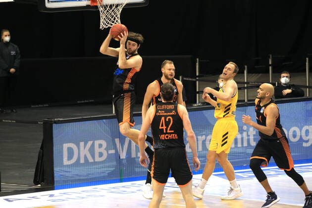 DEU, 1. BBL Alba Berlin vs. RASTA Vechta , 31.01.2021, Mercedes-Benz-Arena, Berlin, DEU, 1. BBL Alba Berlin vs. RASTA Vechta , im Bild Luke Sikma (ALBA Berlin 43), Jesse Hunt (RASTA Vechta 34), Robin Christen (RASTA Vechta 33), Stefan Peno (RASTA Vechta 4), Dennis Clifford (RASTA Vechta 42)