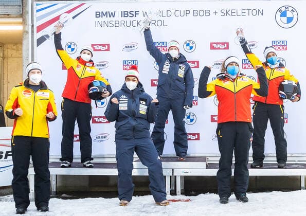 AUT, BMW IBSF Weltcup Bob, Igls 31.01.2021, Olympia Eiskanal, Innsbruck, AUT, BMW IBSF Weltcup Bob, Igls, Damen Zweierbob, Siegerehrung, im Bild v.l. Viktoria Doenicke, Kim Kalicki (GER, 2. Platz), J.J.O.D. Onasanya und Katrin Beierl (AUT, 1. Platz Weltcup ), Vanessa Mark, Mariama Jamanka (GER, 2. Platz) left to right: second placed Viktoria Doenicke Kim Kalicki of Germany world Cup winner J.J.O.D. Onasanya und Katrin Beierl of Austria third placed Vanessa Mark Mariama Jamanka of Germany during the winner ceremony for the women doubles Bobsleigh competition of BMW IBSF World Cup at the Olympia Eiskanal in Innsbruck, Austria on 2021 01 31. Innsbruck Tirol Österreich