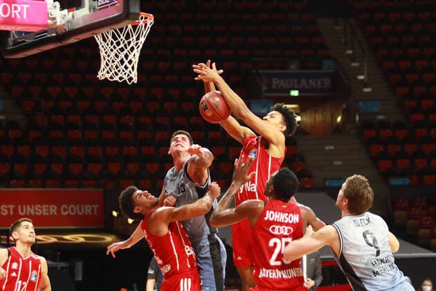 Jason George, am Ball, 25 JaJuan Johnson, 44 Sasha Grant (FCBB) rot, gegen 15 Bogdan Radosavljevic, 9 Fabian Bleck (Crailsheim) Basketball, 1. Bundesliga, BBL, FC Bayern München, HAKRO Merlins Crailsheim im Audi Dome, 31.01.2021 FOTO: Mladen Lackovic LakoPress