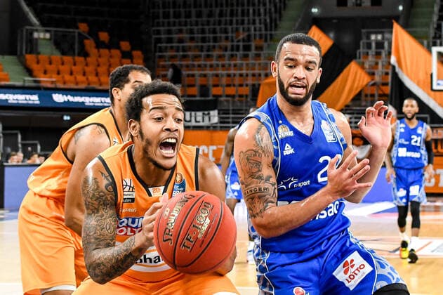 Sport Bilder des Tages GER, BBL, ratiopharm ulm vs Fraport Skyliners 02.02.2021, ratiopharm arena, Neu-Ulm, GER, BBL, ratiopharm ulm vs Fraport Skyliners, im Bild Troy Caupain (Ulm, 23), Rasheed Moore (Fraport, 20)