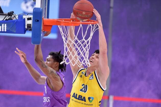 Korbleger von Simone Fontecchio (Alba Berlin); Dieshuan Booker (BG Goettingen) (hinten) , Basketball, Bundesliga, BBL, BG Goettingen - Alba Berlin 02.02.2021, BG Goettingen - Alba Berlin, Basketball, Bundesliga, GER, BBL, 02.02.2021 Goettingen Copyright: xEibner-Pressefotox-xRolandxSippelx
