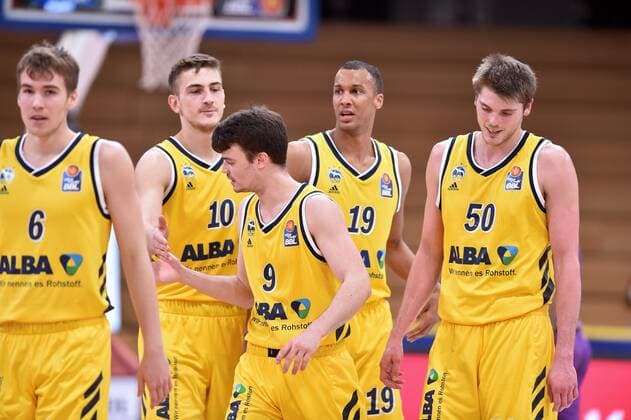Jubel bei Malte Delow (Alba Berlin)m Tim Schneider, Jonas Mattisseck, Louis und Ben Lammers (L-R) , Basketball, Bundesliga, BBL, BG Goettingen - Alba Berlin 02.02.2021, BG Goettingen - Alba Berlin, Basketball, Bundesliga, GER, BBL, 02.02.2021 Goettingen Copyright: xEibner-Pressefotox-xRolandxSippelx