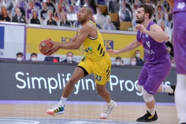 Jayson Granger (Alba Berlin) und Harper Kamp (BG Goettingen) , Basketball, Bundesliga, BBL, BG Goettingen - Alba Berlin 02.02.2021, BG Goettingen - Alba Berlin, Basketball, Bundesliga, GER, BBL, 02.02.2021 Goettingen Copyright: xEibner-Pressefotox-xRolandxSippelx